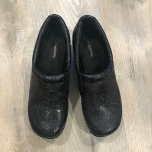 Dansko like tooled black clogs